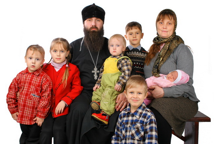 Священник Сергий Кобзарь с семьей
