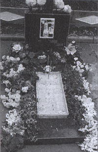 так выглядит могилка схимонаха Ильи с 14 октября 2004