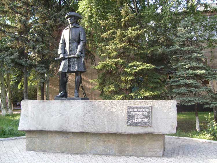 памятник Григорию Капустину, первооткрывателю Донбасса, в центре города Макеевка