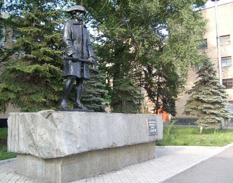 фото памятника Григорию Капустину, первооткрывателю Донбасса