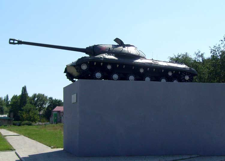 фото памятника танка ИС-3, Макеевский школьник