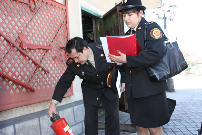 Сотрудники МЧС проверяют средства пожаротушения